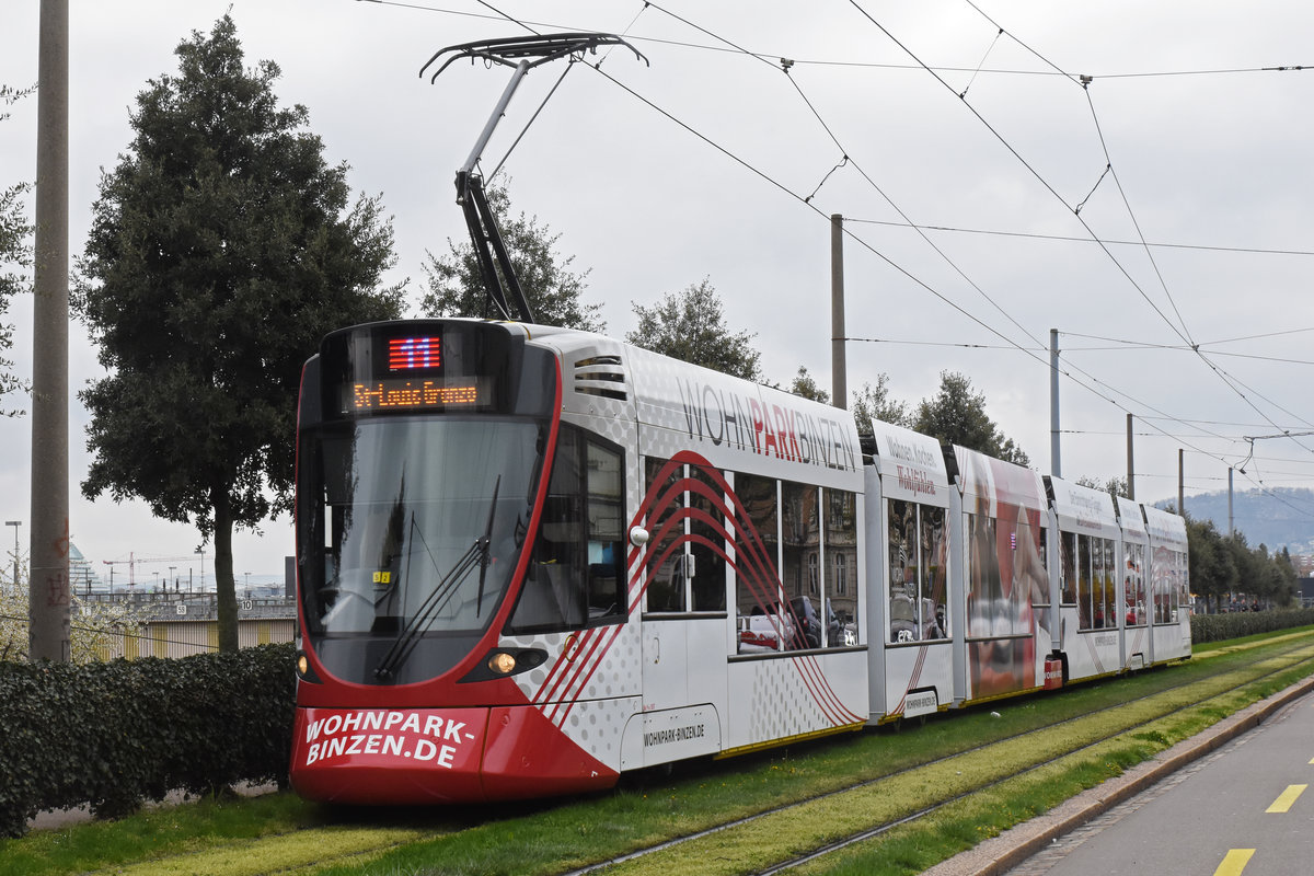 Be 6/10 Tango 187 mit der Werbung für den Wohnpark Binzen, auf der Linie 11, fährt zur Haltestelle Münchensteinerstrasse. Die Aufnahme stammt vom 05.04.2019.