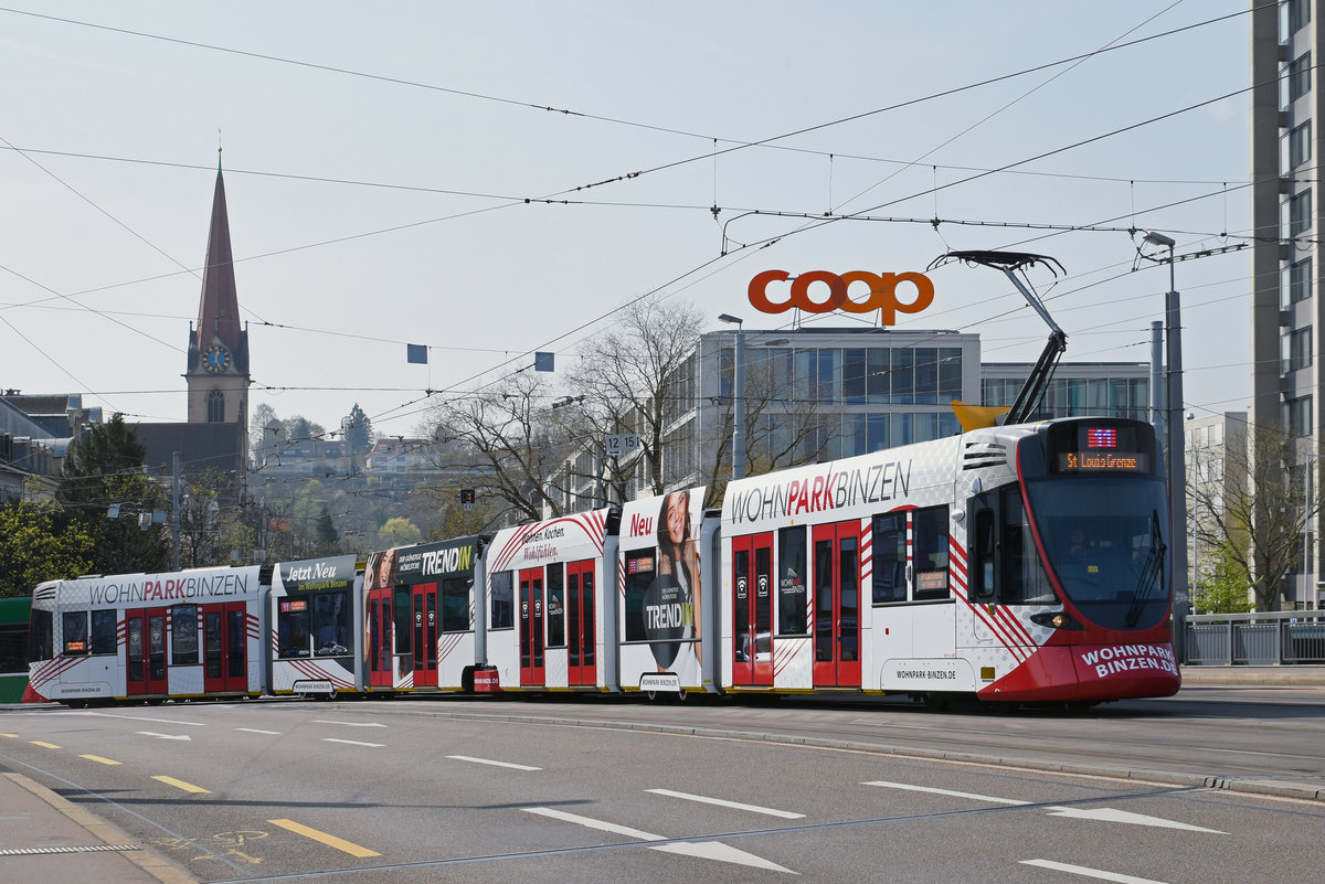 Be 6/10 Tango 187 mit der Werbung für den Wohnpark Binzen, auf der Linie 11, überquert die Münchensteinerbrücke. Die Aufnahme stammt vom 02.04.2019.