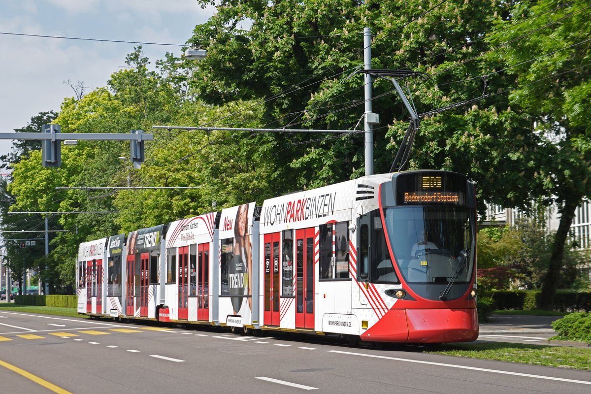 Be 6/10 Tango 187 mit der Werbung für den Wohnpark Binzen, auf der Linie 10, fährt zur Haltestelle Aeschenplatz. Die Aufnahme stammt vom 25.05.2019.
