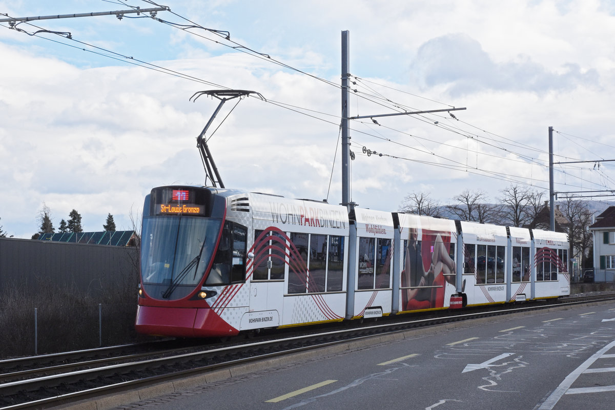 Be 6/10 Tango 187 mit der Werbung für den Wohnpark Binzen, auf der Linie 11, fährt zur Haltestelle Münchensteinerstrasse. Die Aufnahme stammt vom 28.01.2020.