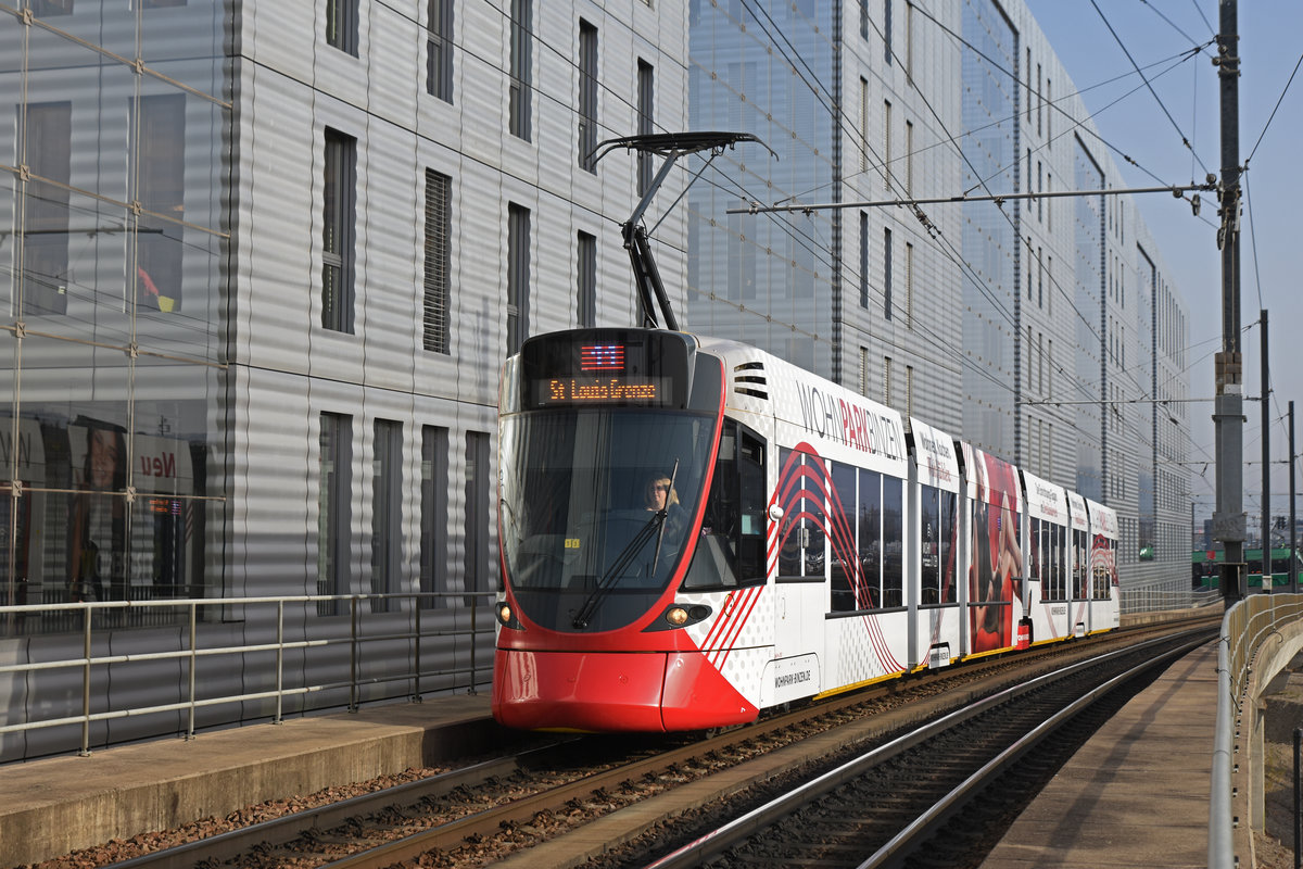 Be 6/10 Tango 187 mit der Werbung für den Wohnpark Binzen, auf der Linie 11, fährt zur Haltestelle Peter Merian. Die Aufnahme stammt vom 24.01.2020.