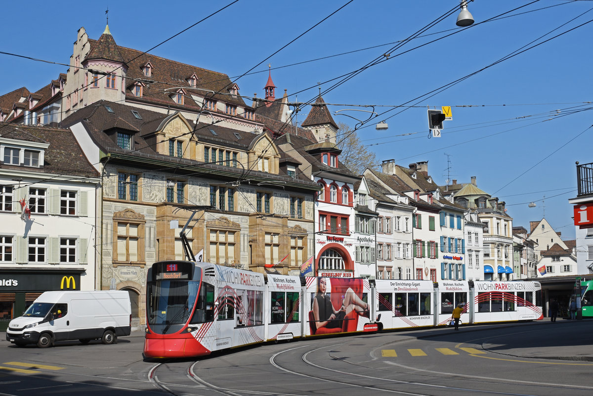 Be 6/10 Tango 187 mit der Werbung für den Wohnpark Binzen, auf der Linie 11, bedient die Haltestelle am Barfüsserplatz. Die Aufnahme stammt vom 09.04.2020.