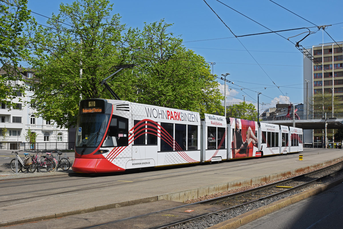 Be 6/10 Tango 187 mit der Werbung für den Wohnpark Binzen, auf der Linie 10, fährt Richtung Haltestelle ZOO Basel. Die Aufnahme stammt vom 12.04.2020.