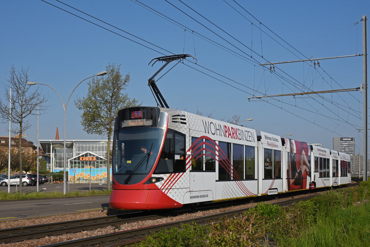 Be 6/10 Tango 187 mit der Werbung für den Wohnpark Binzen, auf der Linie 11, fährt zur Haltestelle M-Parc. Die Aufnahme stammt vom 09.04.2020.