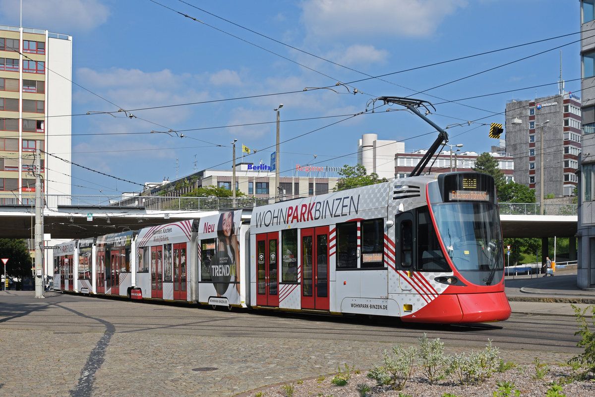 Be 6/10 Tango 187 mit der Werbung für den Wohnpark Binzen, auf der Linie 10, fährt zur Haltestelle Zoo Basel. Die Aufnahme stammt vom 16.05.2020.