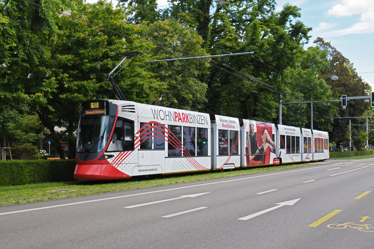 Be 6/10 Tango 187 mit der Werbung für den Wohnpark Binzen, auf der Linie 10, fährt zur Haltestelle am Bahnhof SBB. Die Aufnahme stammt vom 21.06.2020.