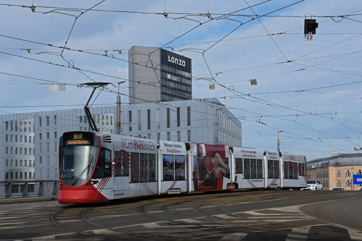 Be 6/10 Tango 187 mit der Werbung für den Wohnpark Binzen, auf der Linie 10, überquert die Münchensteinerbrücke. Die Aufnahme stammt vom 16.02.2021.