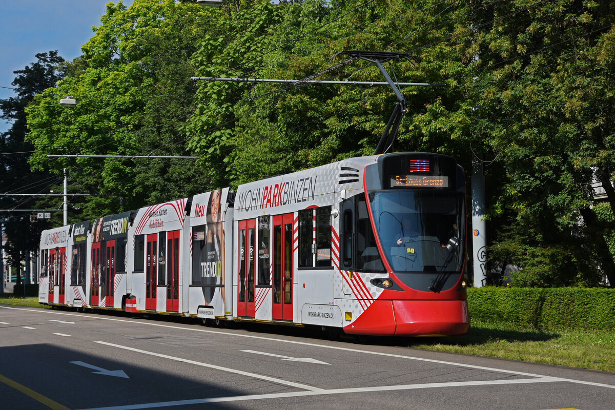 Be 6/10 Tango 187 mit der Werbung für den Wohnpark Binzen, auf der Linie 11, fährt zur Haltestelle Aeschenplatz. Die Aufnahme stammt vom 13.06.2021.