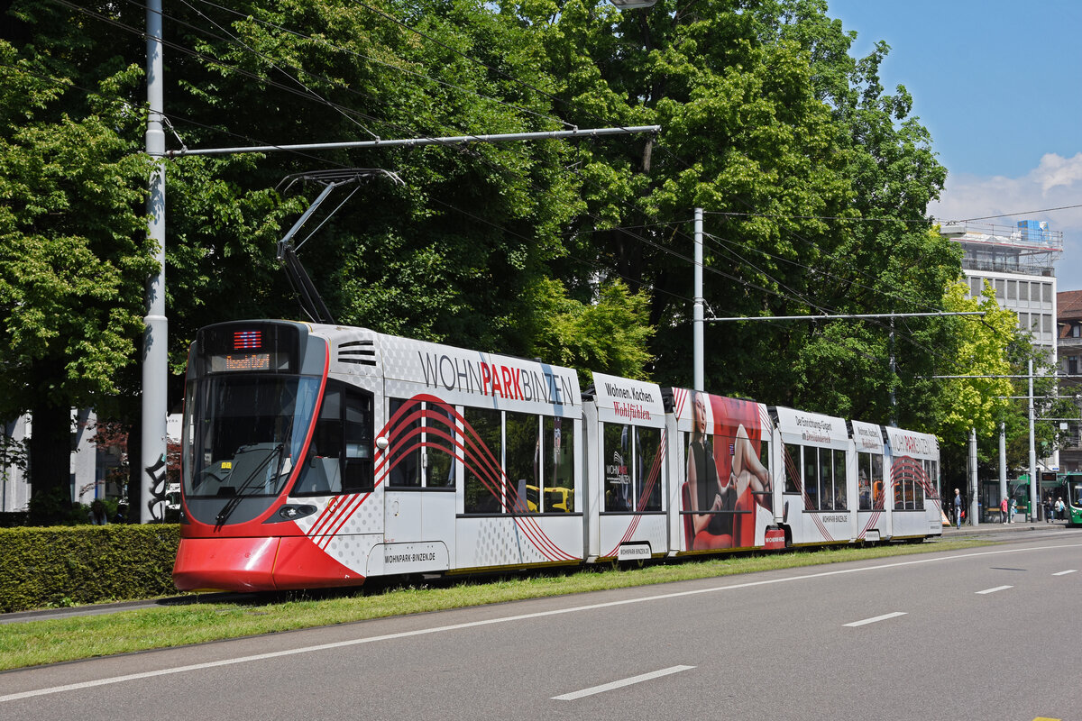 Be 6/10 Tango 187 mit der Werbung für den Wohnpark Binzen, auf der Linie 11, fährt zur Haltestelle am Bahnhof SBB. Die Aufnahme stammt vom 09.05.2022.
