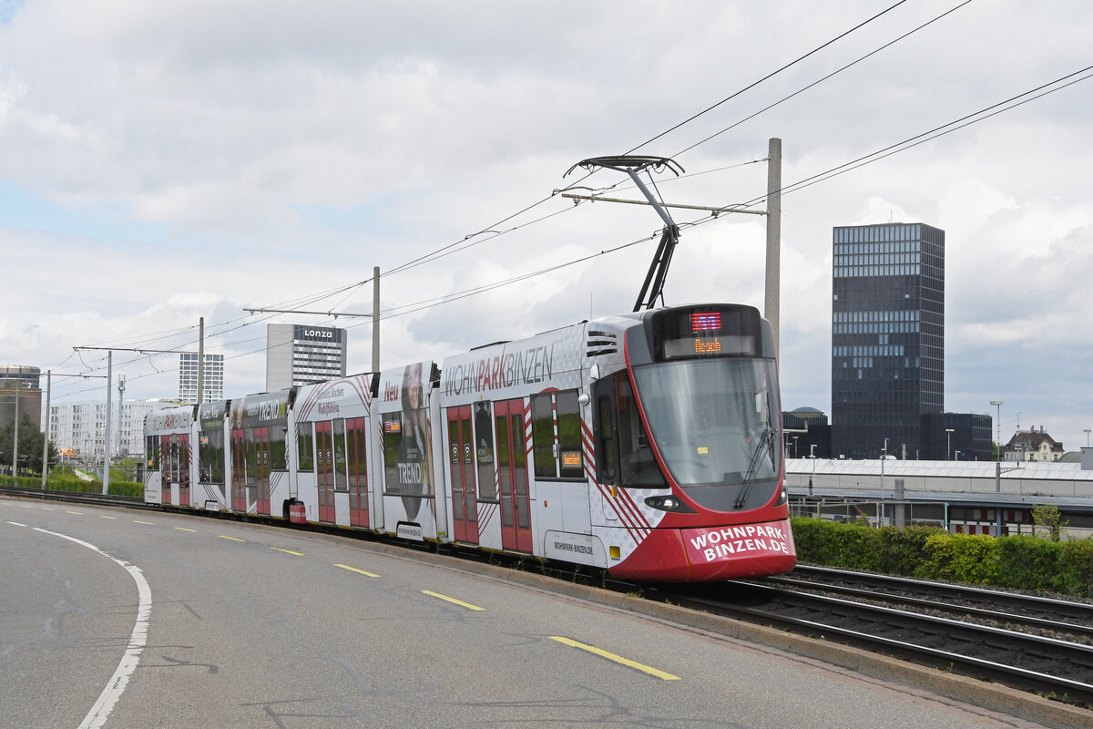 Be 6/10 Tango 187 mit der Werbung für den Wohnpark Binzen , auf der Linie 11, fährt am 24.04.2023 zur Haltestelle M-Parc.