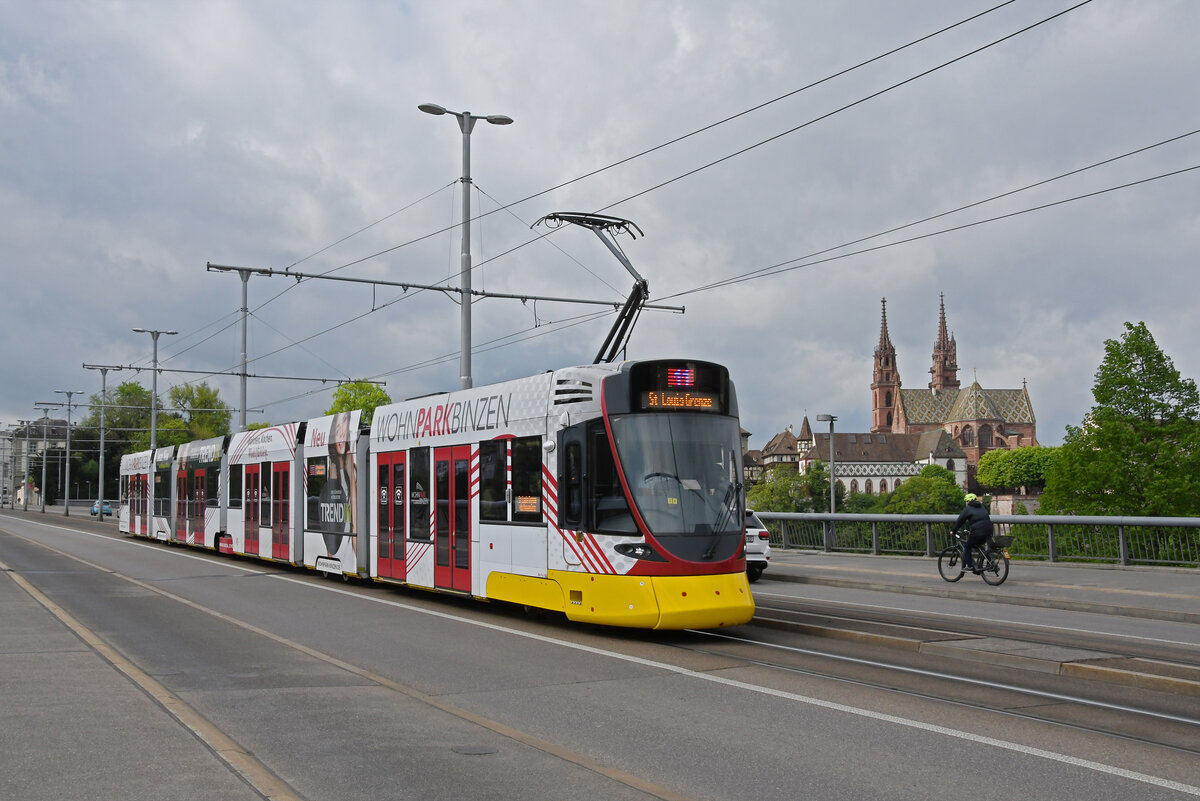 Be 6/10 Tango 187 mit der Werbung für den Wohnpark Binzen, auf der wegen einer Grossbaustelle am Steinenberg umgeleiteten Linie 11, überquert am 15.04.2024 die Wettsteinbrücke.