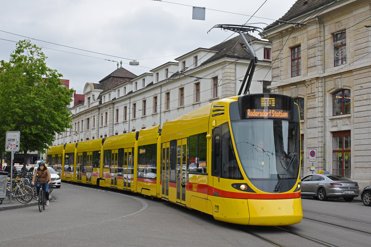 Be 6/10 Tango 188, auf der Linie 10, fährt zur Haltestelle am Bahnhof SBB. Die Aufnahme stammt vom 21.05.2019.