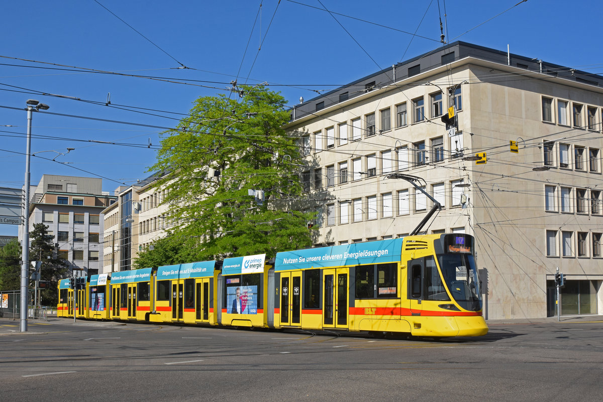 Be 6/10 Tango 188, auf der Linie 17, verlässt die Haltestelle Dreirosenbrücke. Die Aufnahme stammt vom 23.04.2020.