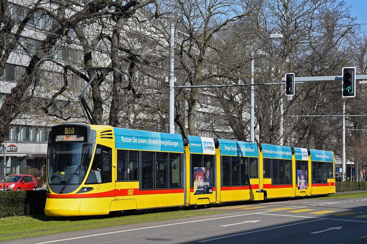 Be 6/10 Tango 188, auf der Linie 10, fährt am 05.03.2023 zur Haltestelle am Bahnhof SBB.
