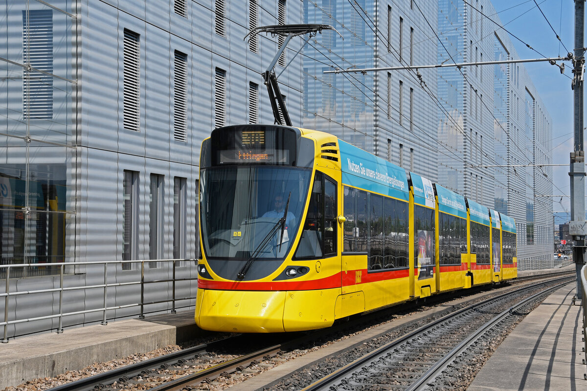 Be 6/10 Tango 188, auf der Linie 10, fährt am 01.06.2023 zur Haltestelle Peter Merian.