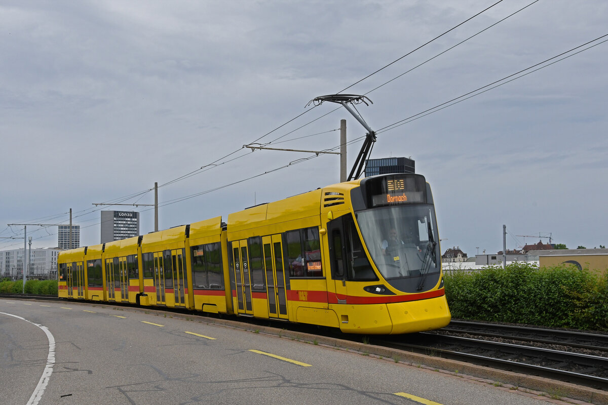 Be 6/10 Tango 188, auf der Linie 10, fährt am 17.06.2024 zur Haltestelle M-Parc.