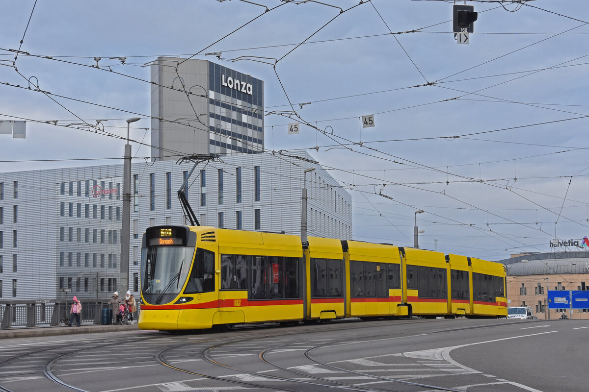 Be 6/10 Tango 188, auf der Linie 10, überquert am 21.12.2024 die Münchensteinerbrücke. Aufnahme Basel.