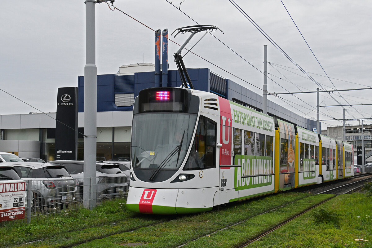 Be 6/10 Tango 188 mit der U-Abo Werbung, auf der Linie 11, f�hrt am 26.10.2026 zur Haltestelle Dreispitz. Aufnahme Basel.