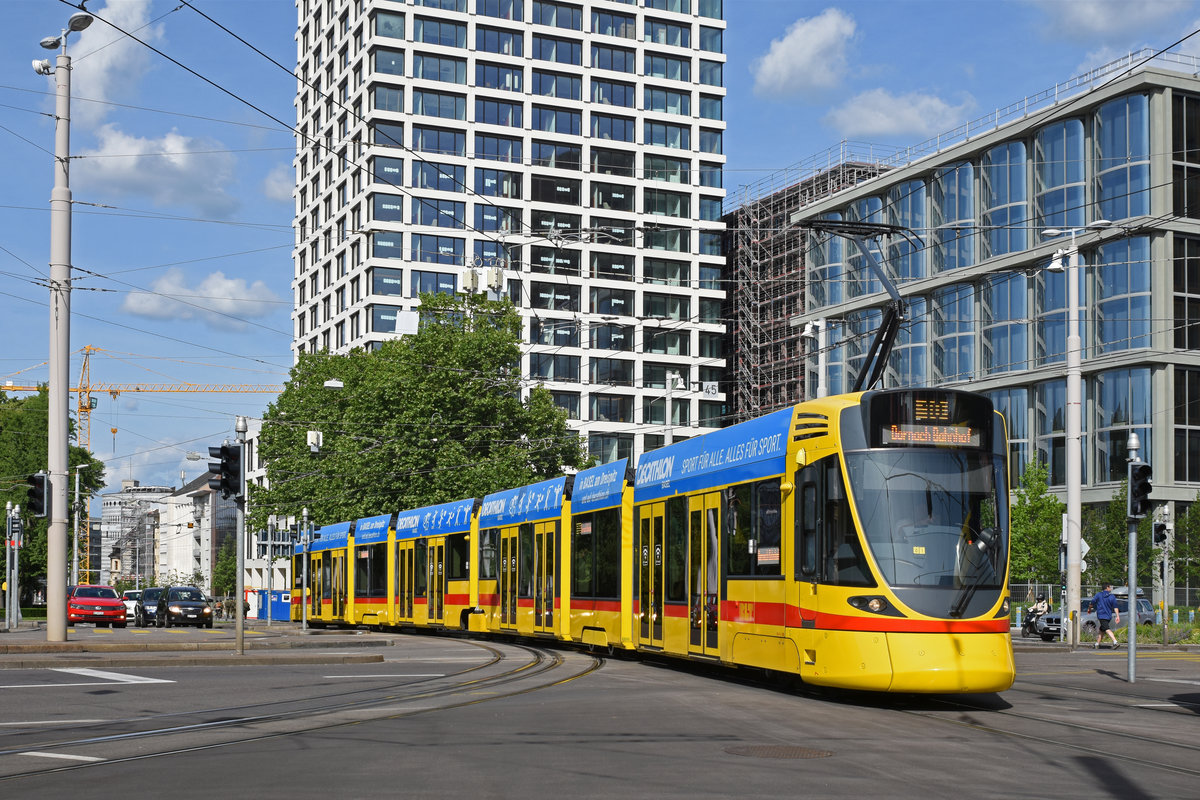 Be 6/10 Tango 189, auf der Linie 10, fährt bei der Haltestelle Bahnhof SBB ein. Die Aufnahme stammt vom 24.05.2020.