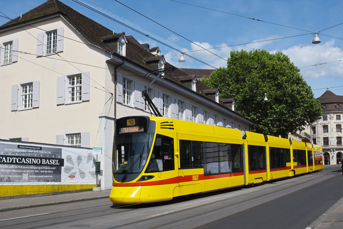 Be 6/10 Tango 189, auf der Linie 10, fährt den Steinenberg hinunter zur Haltestelle Theater. Die Aufnahme stammt vom 24.05.2020.