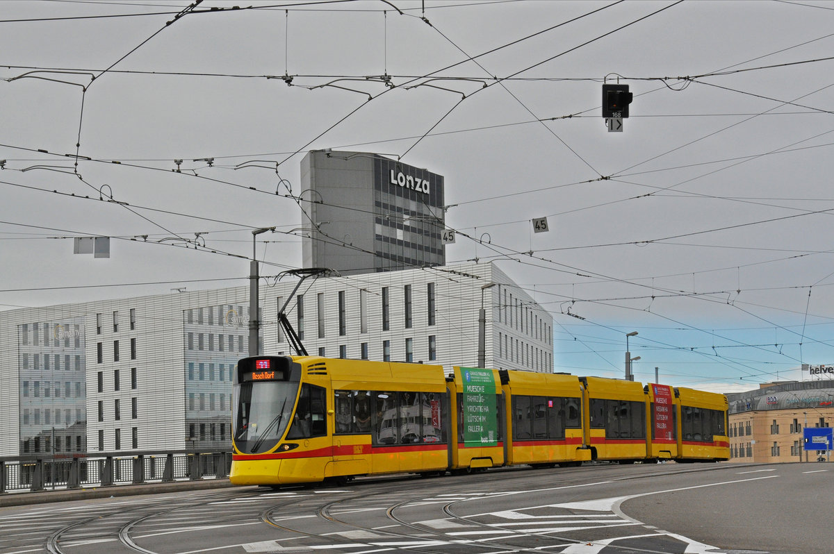 Be 6/10 Tango 189, auf der Linie 11, überquert die Münchensteinerbrücke. Die Aufnahme stammt vom 03.10.2020.