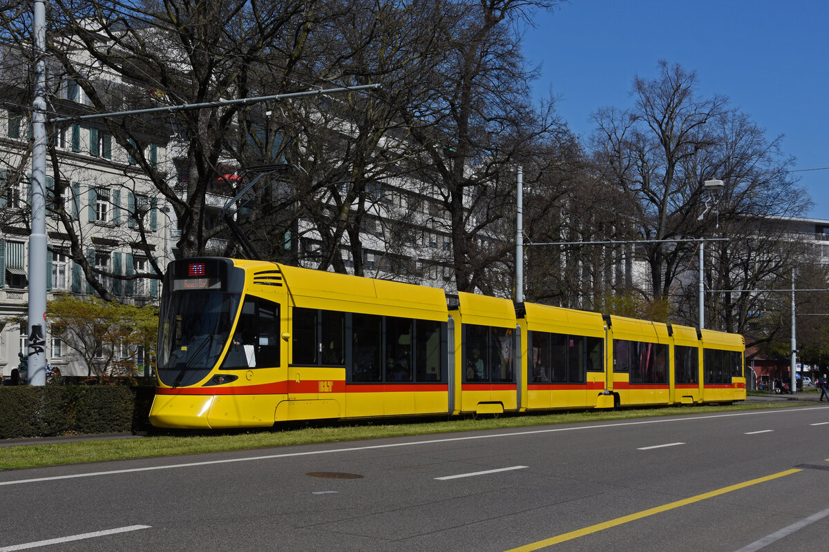 Be 6/10 Tango 189, auf der Linie 11, fährt zur Haltestelle am Bahnhof SBB. Die Aufnahme stammt vom 31.03.2021.