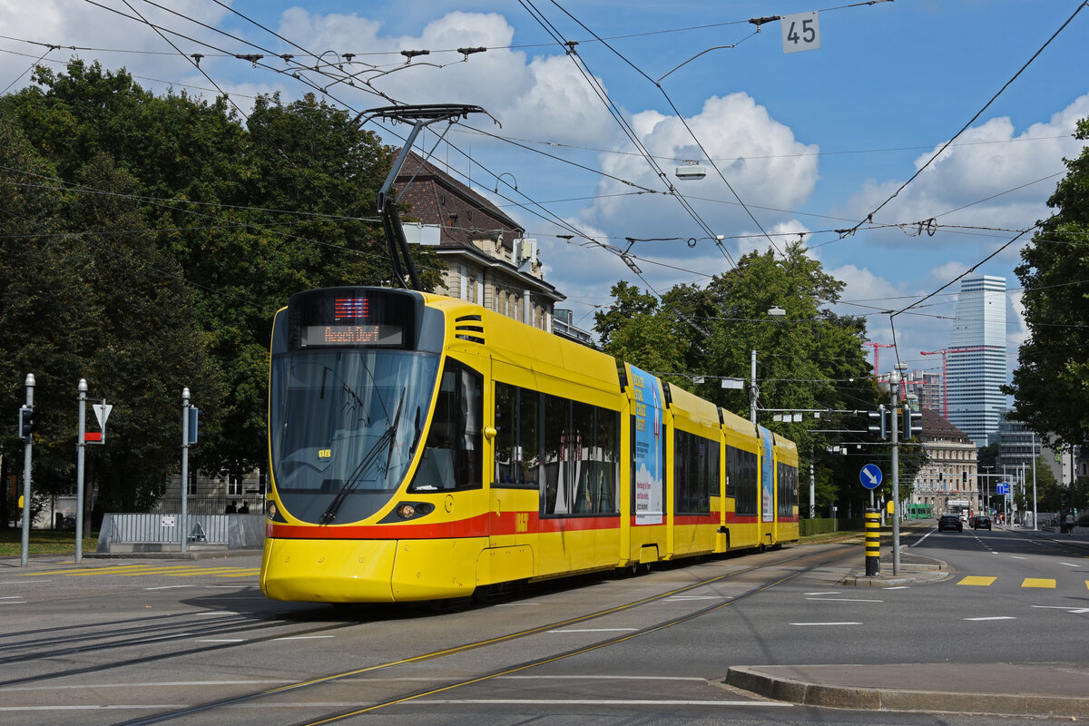 Be 6/10 Tango 189, auf der Linie 11, fährt zur Haltestelle am Bahnhof SBB. Die Aufnahme stammt vom 12.09.2021.