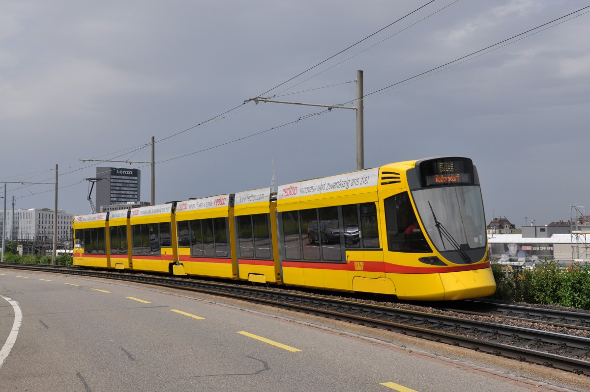 Be 6/10 Tanog 153 auf der Linie 10 kurz vor der Haltestelle Münchensteinerstrasse. Die Aufnahme entstand am 22.05.2014.