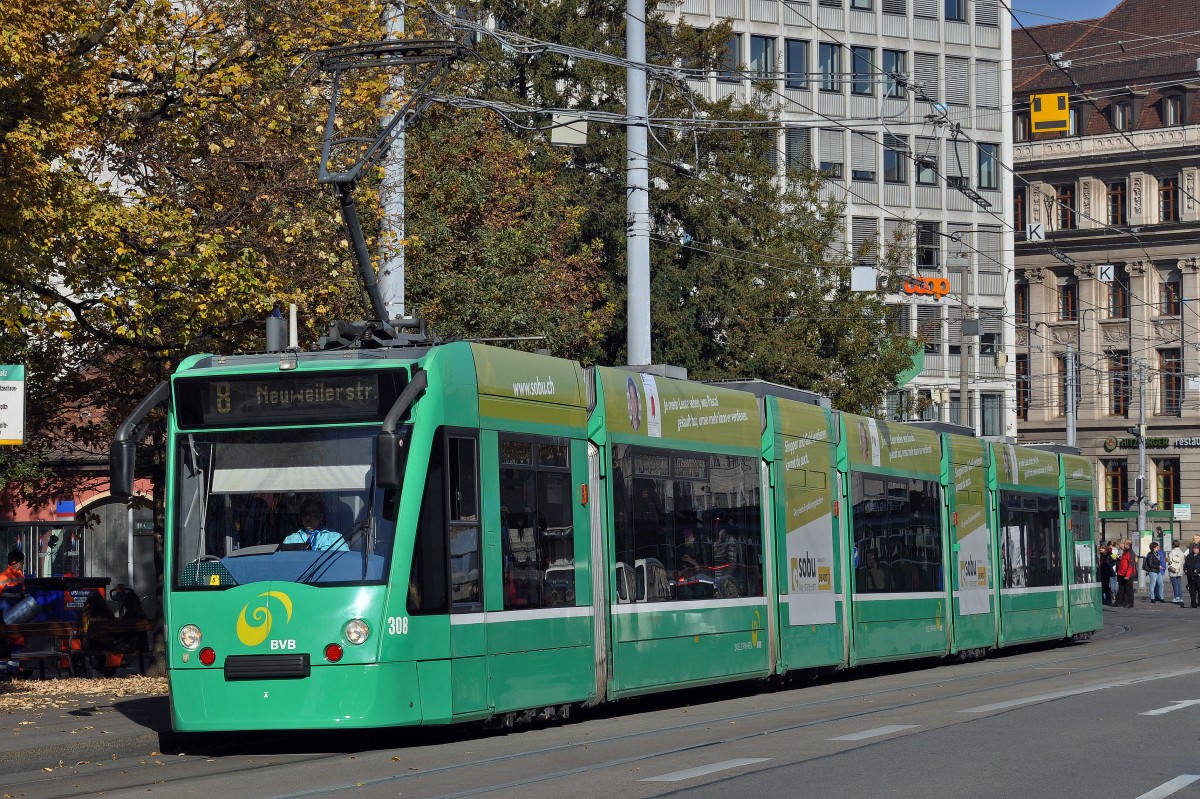 Be 6/8 308, mit einer Teilwerbung für SOBU.CH, auf der Linie 8 bedient die Haltestelle am Aeschenplatz. Die Aufnahme stammt vom 02.11.2015