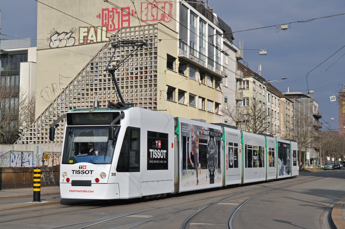 Be 6/8 319, mit einer Tissot Uhren Werbung, auf der Linie 6, fährt zur Haltestelle Morgartenring. Die Aufnahme stammt vom 14.03.2016.