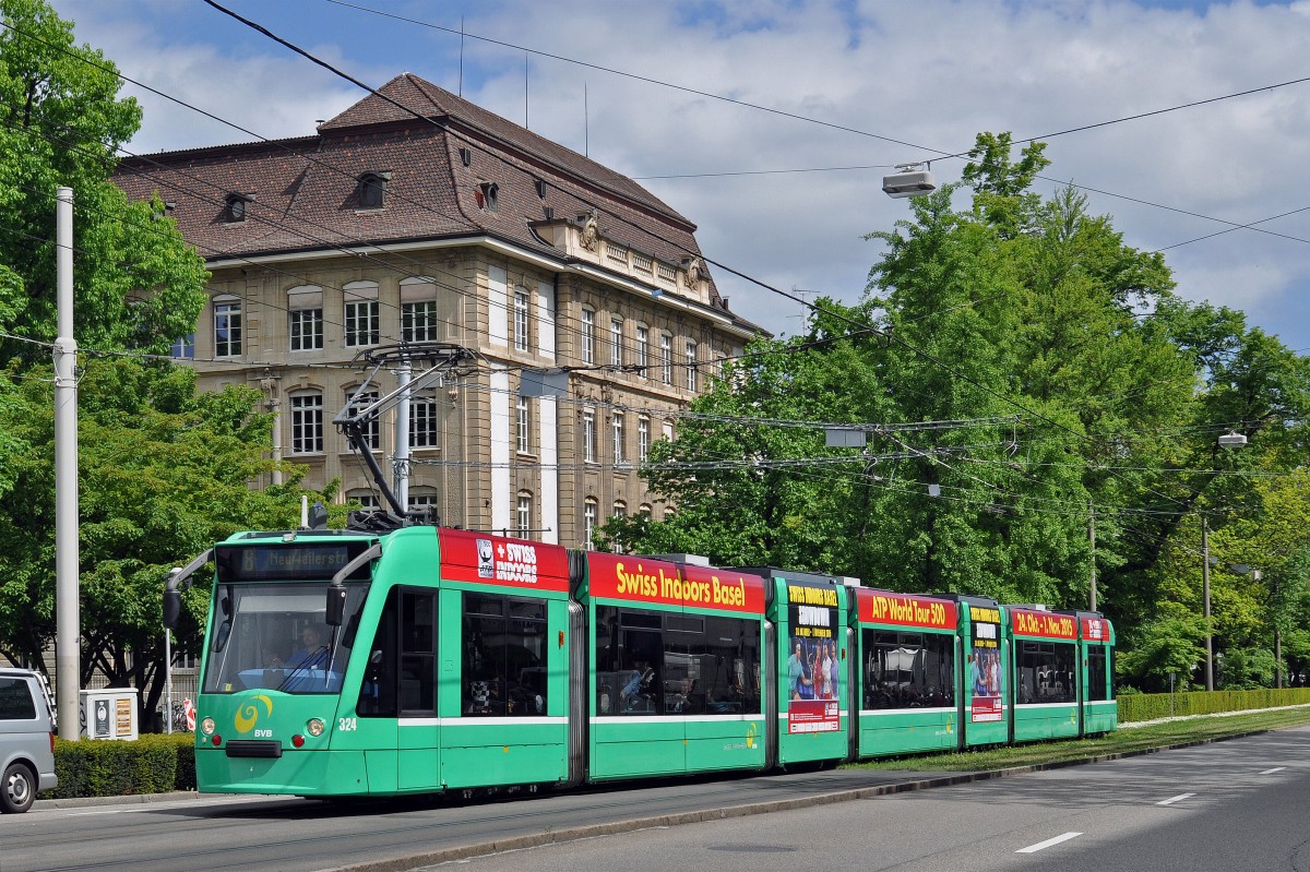 Be 6/8 324 mit einer Seitenwerbung für die Swiss Indors auf der Linie 8 kurz vor der Haltestelle Bahnhof SBB. Die Aufnahme stammt vom 07.05.2015.