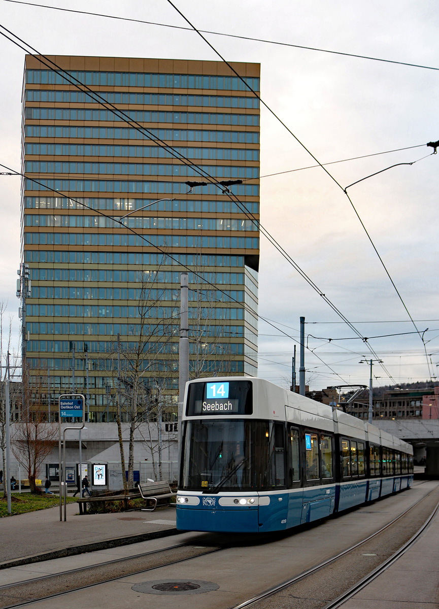 Be 6/8 4019 in Zürich, Bhf. Oerlikon Ost, vor der Kulisse des Andreasturms am 29.12.2022.