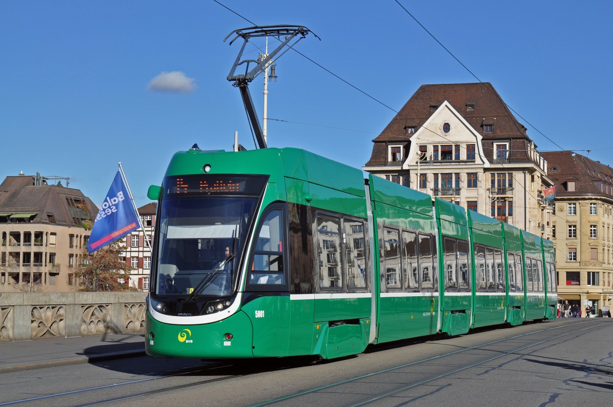 Be 6/8 5001 auf der Linie 14 überquert die Mittlere Rheinbrücke. Die Aufnahme stammt vom 07.11.2015.