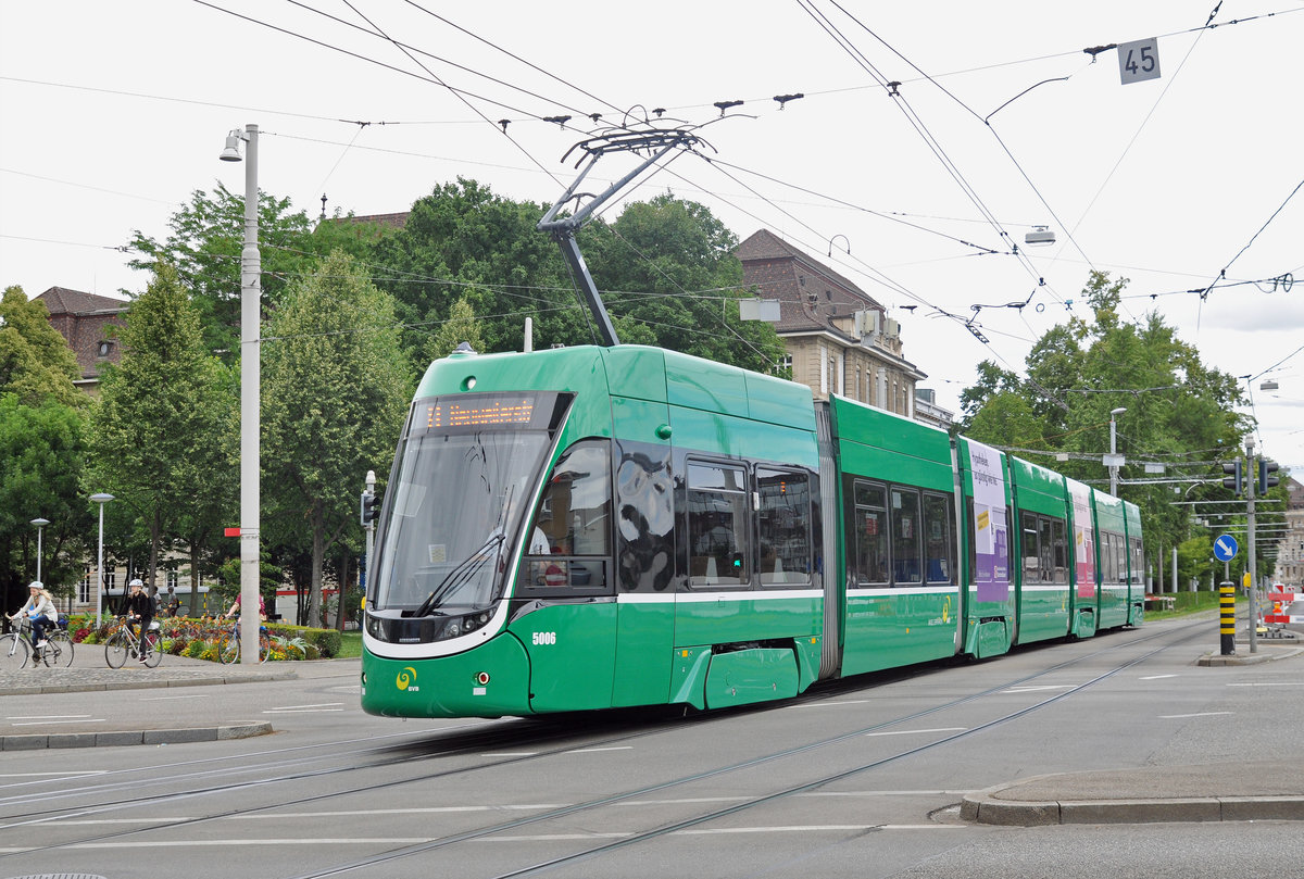 Be 6/8 5006, auf der Linie 8, fährt zur Haltestelle am Bahnhof SBB. Die Aufnahme stammt vom 01.07.2017.