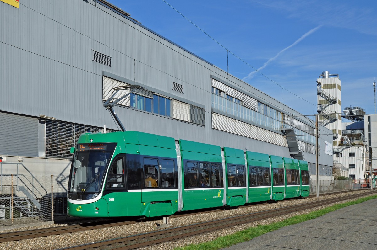 Be 6/8 5009 auf der Linie 14 fährt zur Haltestelle Lachmatt. Die Aufnahme stammt vom 08.11.2015.
