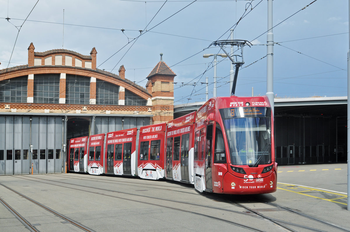 Be 6/8 5010, mit der Turkish Airlines Werbung, verlässt das Depot Wiesenplatz. Die Aufnahme stammt vom 28.06.2017.
