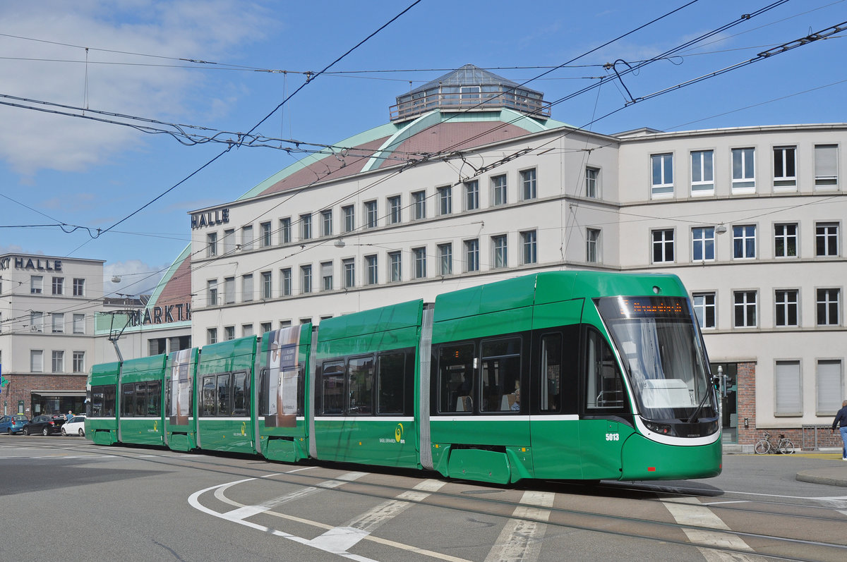 Be 6/8 5013 Flexity, fährt zur Haltestelle der Linie 8 an der Markthalle. Die Aufnahme stammt vom 16.09.2017.