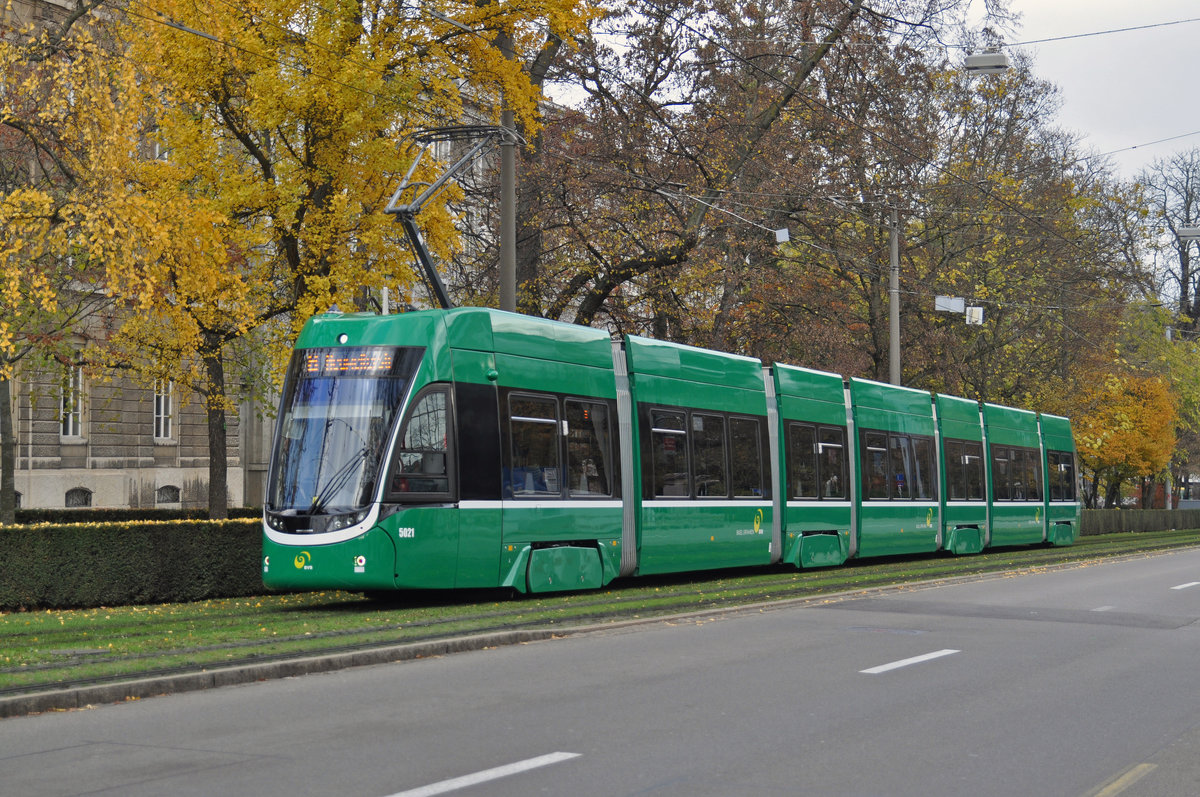 Be 6/8 5021, auf der Linie 8, fährt zur Haltestelle am Bahnhof SBB. Die Aufnahme stammt vom 12.11.2016.