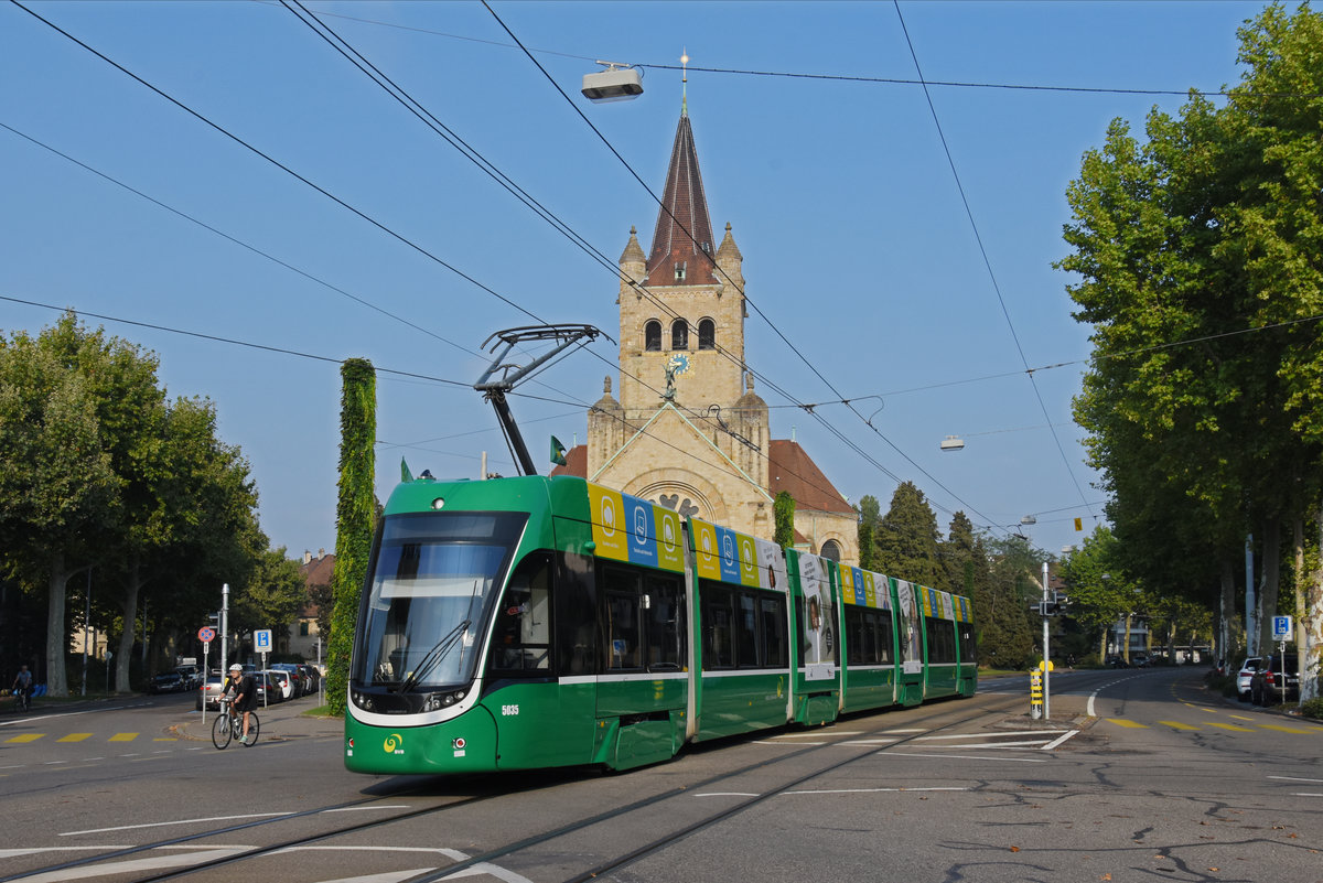Be 6/8 5035, auf der Linie 1, fährt zur Haltestelle ZOO Bachletten. Im Hintergrund steht die Pauluskirche. Die Aufnahme stammt vom 17.09.2020.
