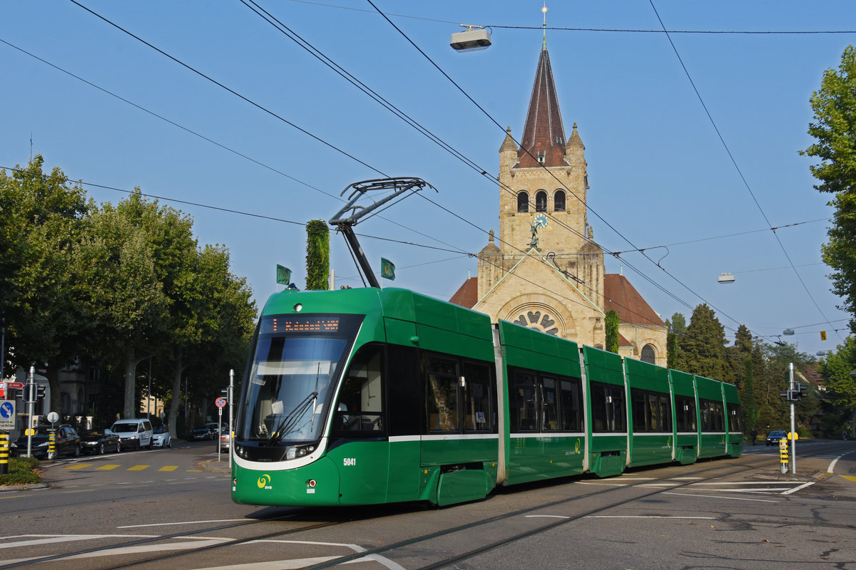 Be 6/8 5041, auf der Linie 1, fährt zur Haltestelle ZOO Bachletten. Im Hintergrund steht die Pauluskirche. Die Aufnahme stammt vom 17.09.2020.
