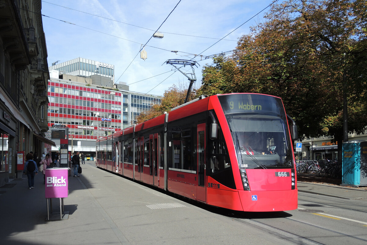 Be 6/8 666 an der Haltestelle Hirschengraben am 07.10.2017. Die Gratiszeitung aus dem Kasten vorne links wird inzwischen nicht mehr gedruckt.