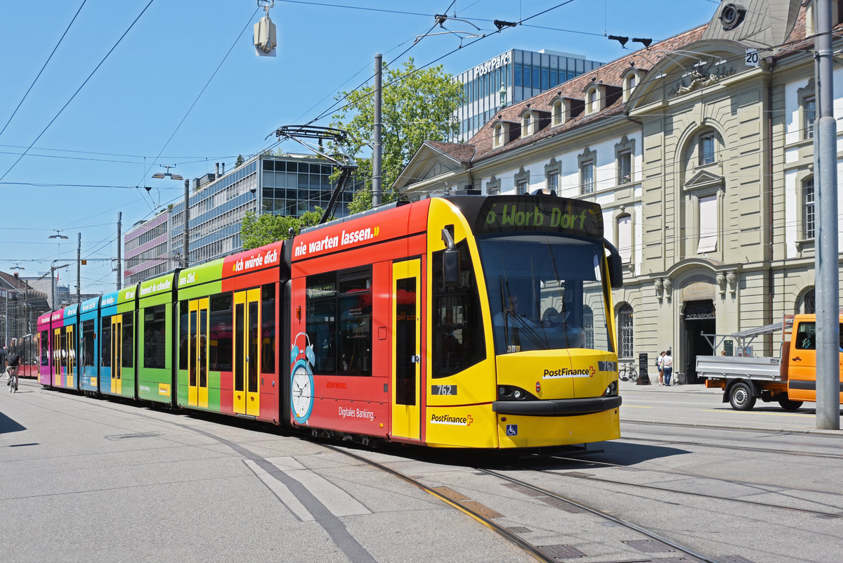 Be 6/8 762 mit der Werbung für Post Finance, auf der Linie 6, fährt zur Haltestelle beim Bahnhof Bern. Fie Aufnahme stammt vom 24.06.2020.
