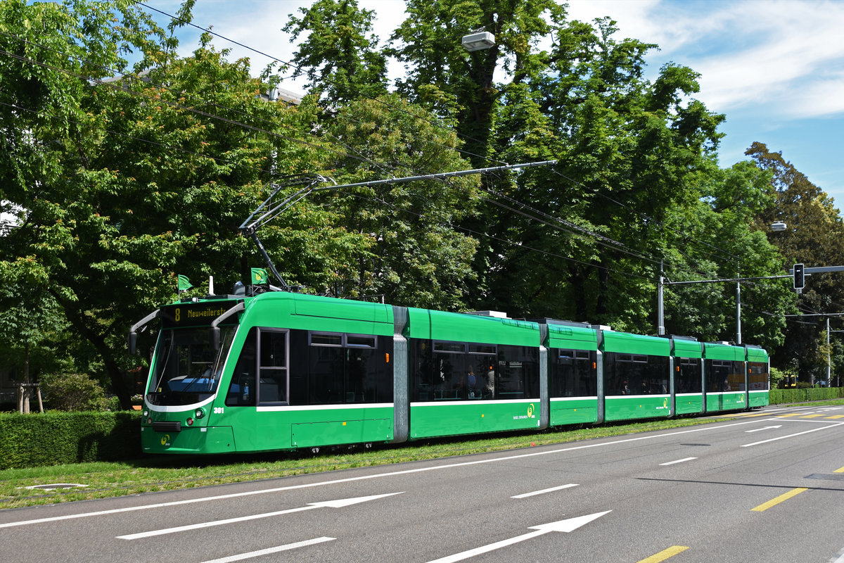 Be 6/8 Combino 301, auf der Linie 8, fährt zur Haltestelle am Bahnhof SBB. Die Aufnahme stammt vom 21.06.2020.