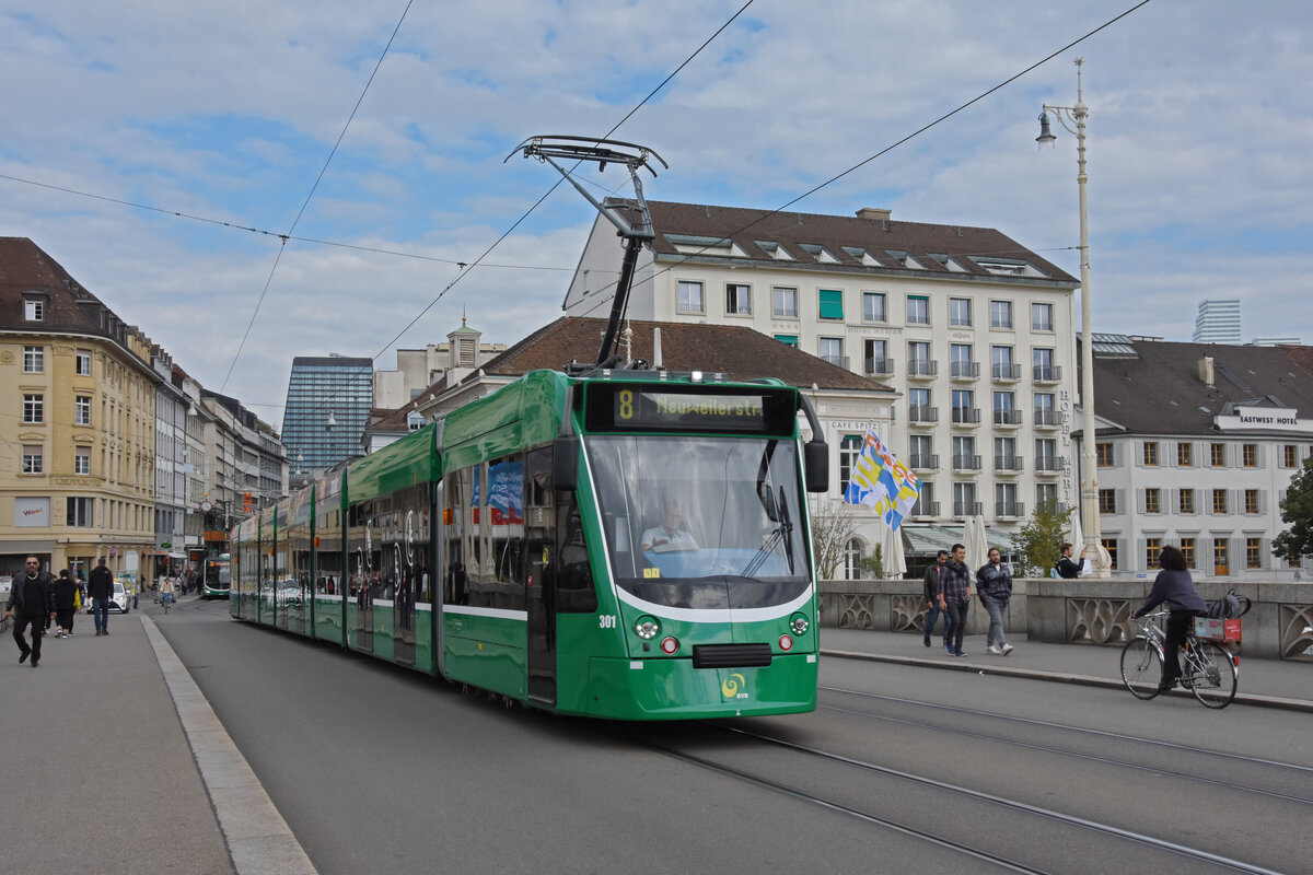 Be 6/8 Combino 301, auf der Linie 8, überquert die Mittlere Rheinbrücke. Die Aufnahme stammt vom 31.08.2021.