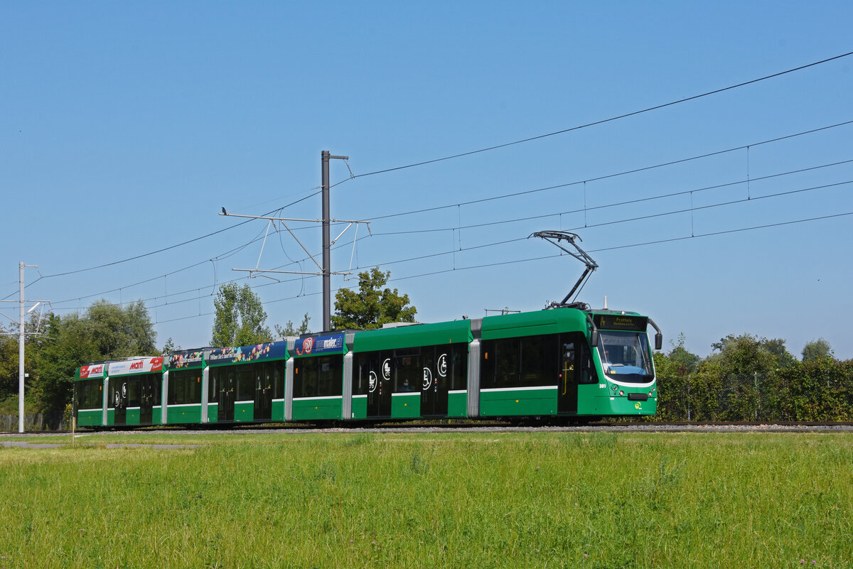 Be 6/8 Combino 301, auf der Linie 14, fährt zur Haltestelle Lachmatt. Die Aufnahme stammt vom 01.09.2021.


