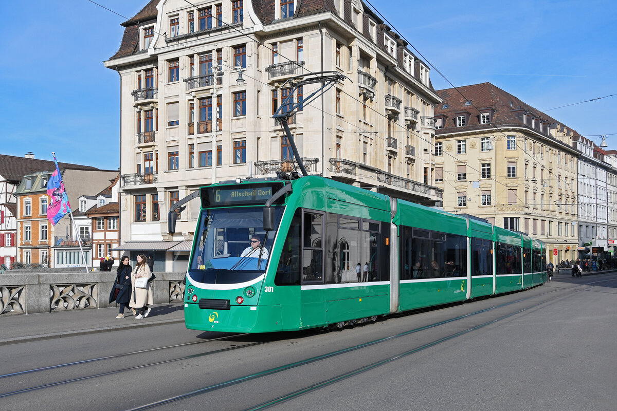 Be 6/8 Combino 301, auf der Linie 6, überquert am 29.01.2024 die Mittlere Rheinbrücke.