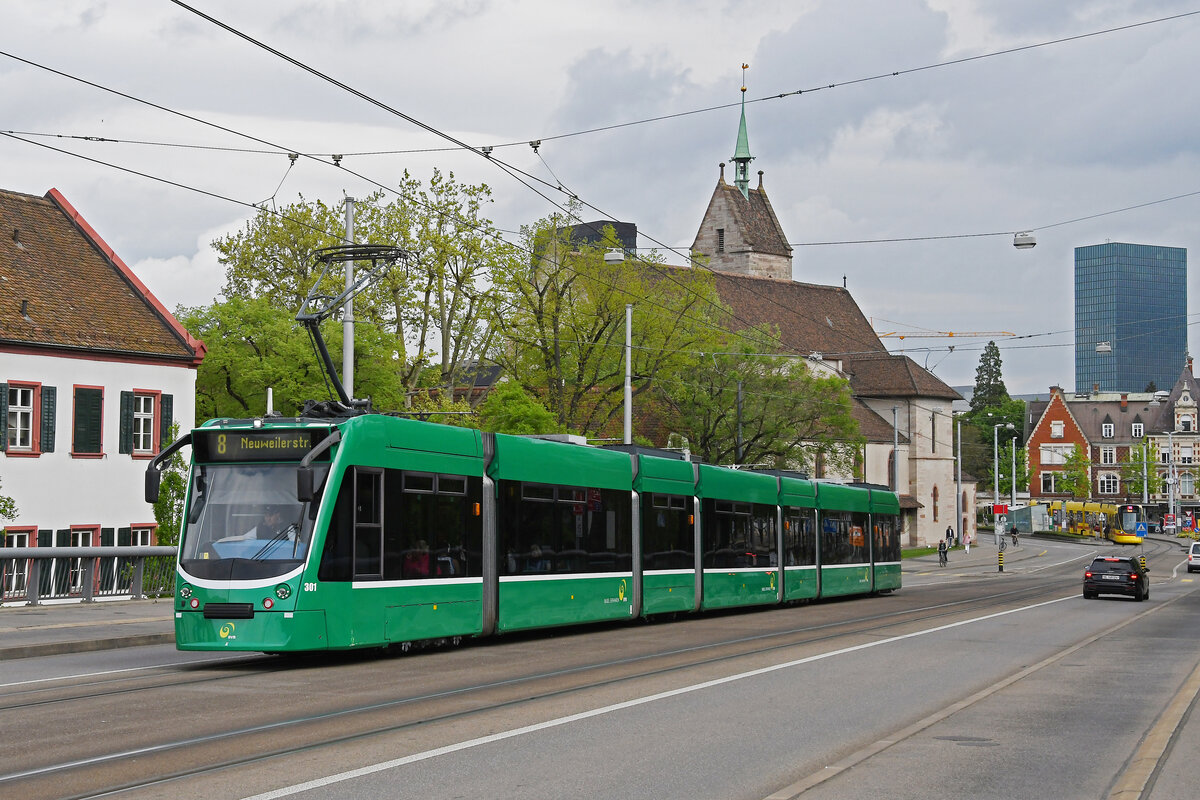 Be 6/8 Combino 301, auf der wegen einer Grossbaustelle am Steinenberg umgeleiteten Linie 8, überquert am 15.04.2024 die Wettsteinbrücke.