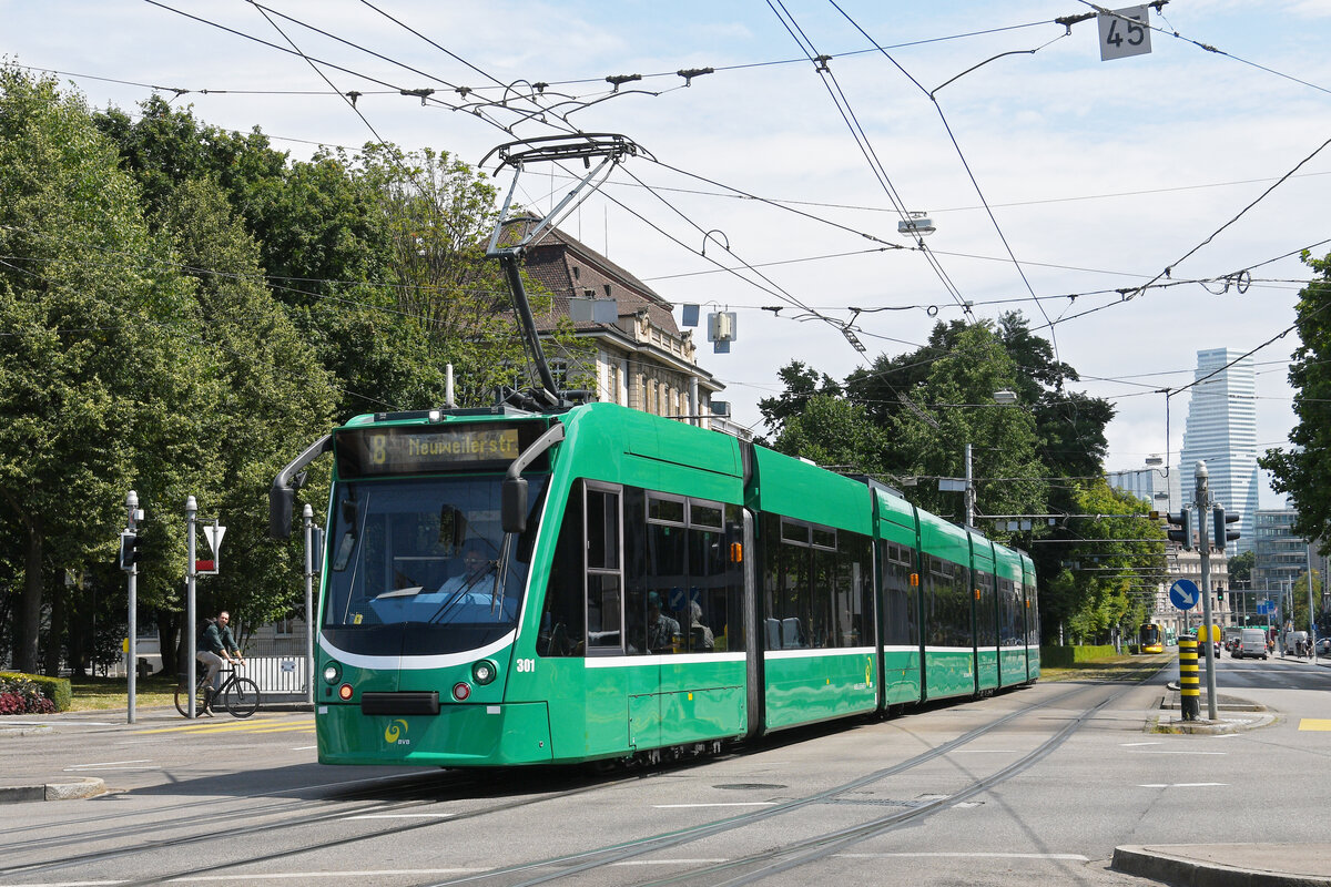 Be 6/8 Combino 301, auf der Linie 8, fährt am 14.07.2025 zur Haltestelle am Bahnhof SBB. Aufnahme Basel.