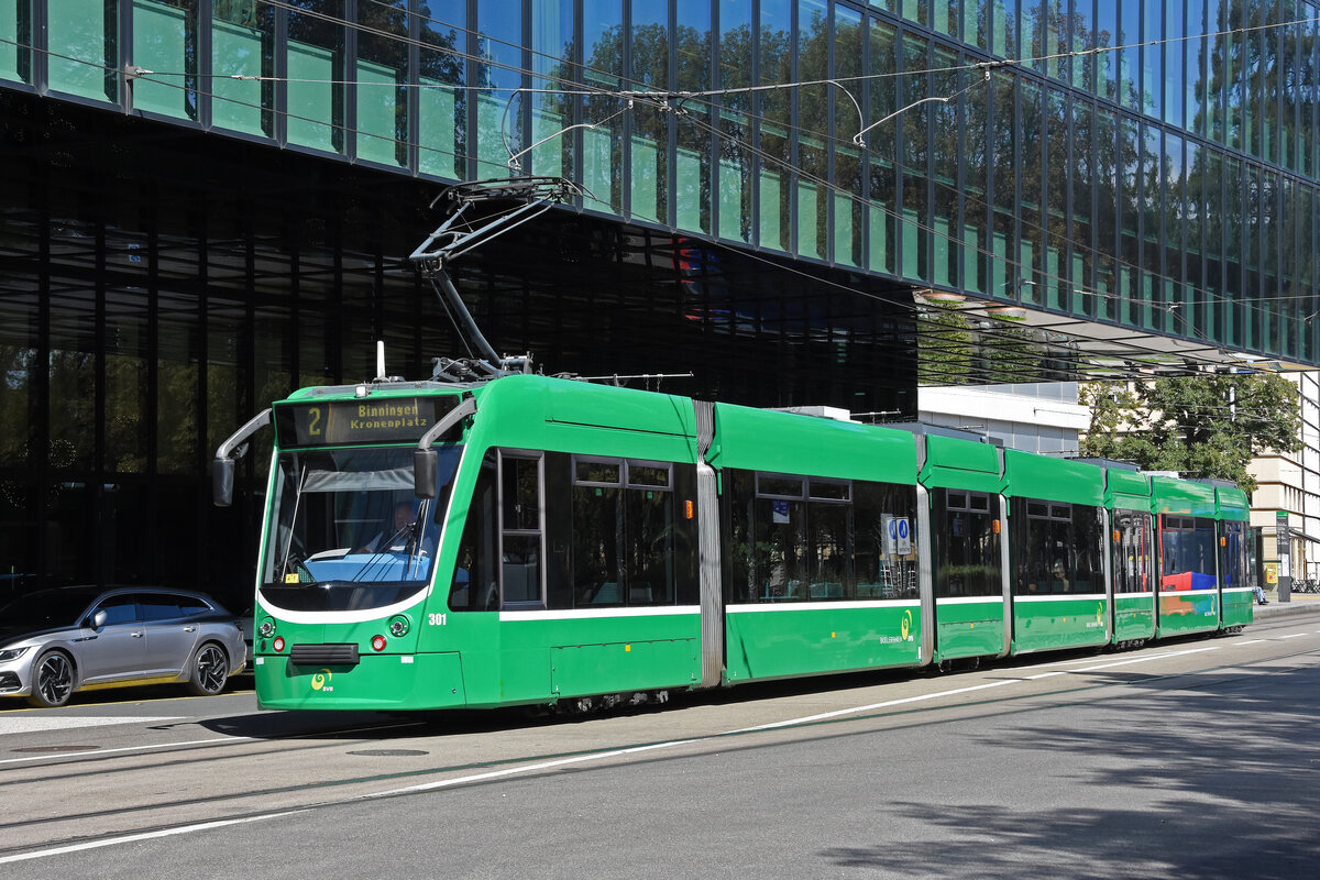 Be 6/8 Combino 301, auf der Linie 2, fährt am 02.09.2025 zur Haltestelle Messeplatz. Aufnahme Basel.