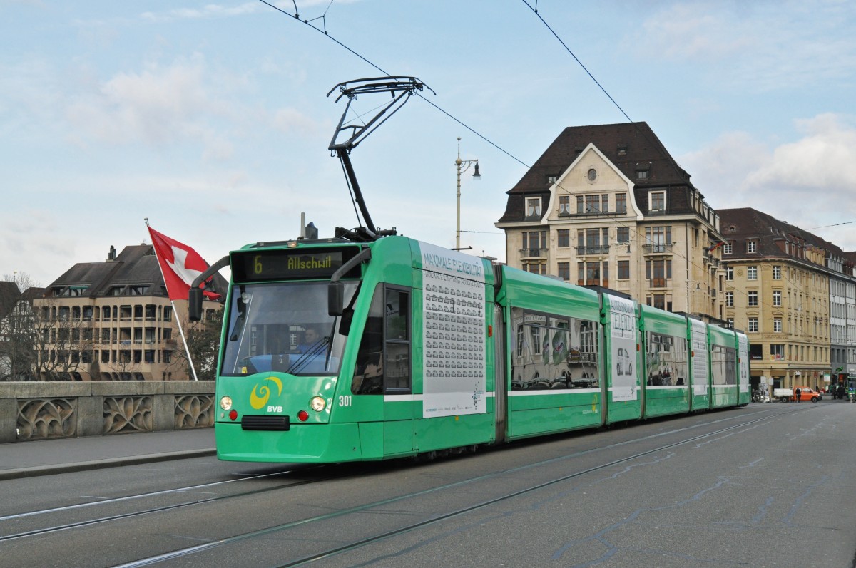 Be 6/8 Combino 301 auf der Linie 6 mit einer Teilwerbung für Catcha Car überquert die Mittlere Rheinbrücke. Die Aufnahme stammt vom 04.02.2015.